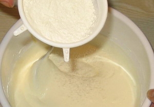 З допомогою сита додаємо борошно