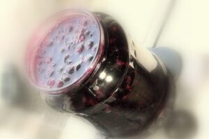 Консервована чорна смородина