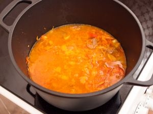 додаємо води і тушкуємо