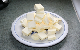 нарізаємо на шматочки вершкове масло