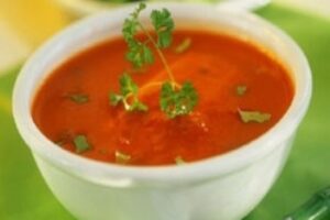 Томатний овочевий суп з селерою
