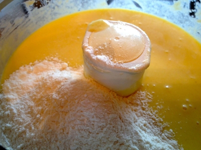 додаємо в блендер борошно