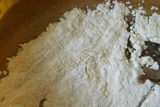 висипаємо в шоколадну суміш борошно