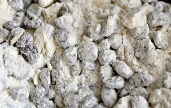 обвалюємо в борошні родзинки