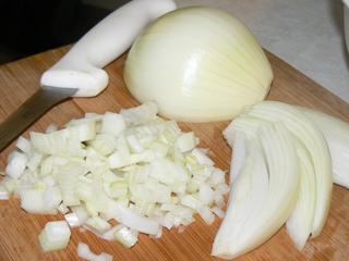 дрібно рубаємо цибулю