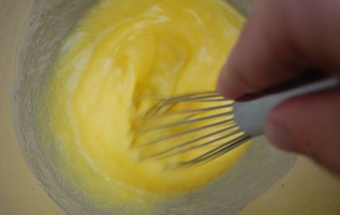 збиваємо яйця з цукром