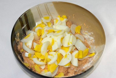 яйця в салаті