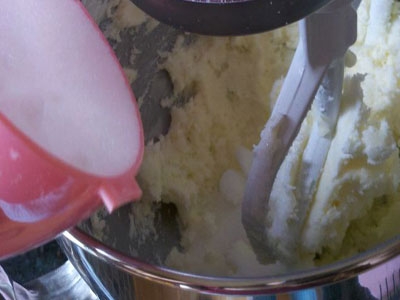 цукор в миску