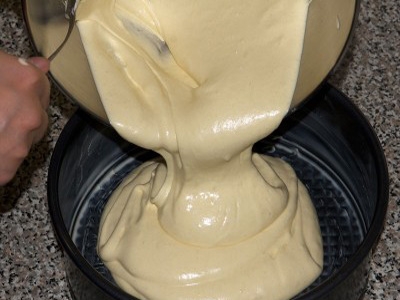 тісто у формі для випічки