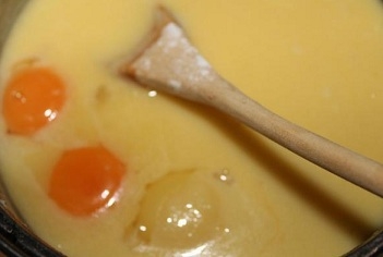 Перед додаванням жовтків знімаємо миску з лазні