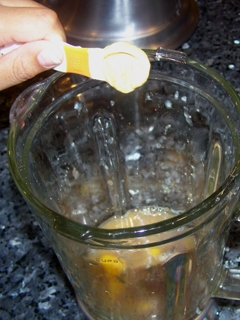 виливаємо все компоненти в чашу блендера