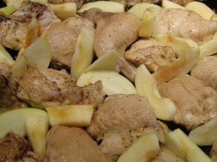 обкладаємо курку яблуками і запікаємо