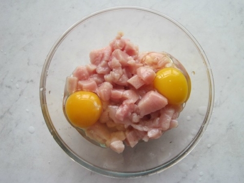 додаємо до м'яса яйця