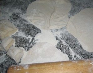 розкачуємо тісто на коржі