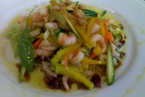 Гарячий салат з креветок і овочів