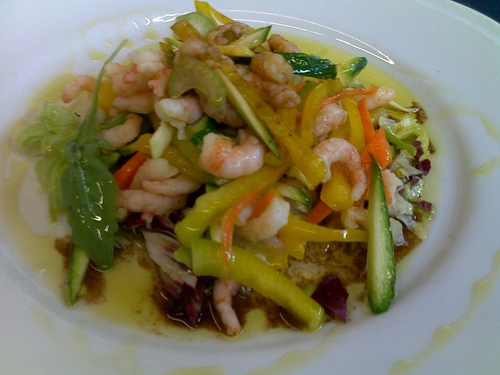 ароматний гарячий салат з овочами і креветками