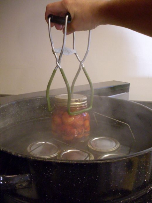 банку з консервованої сливою