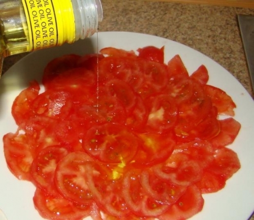 поливаємо помідори маслом