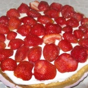 Перший шар торта з полуницею: бісквітний корж, сирний крем і полуниця