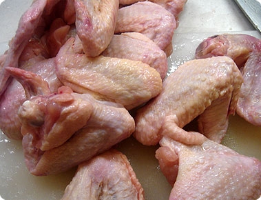 натираємо курячі крильця спеціями