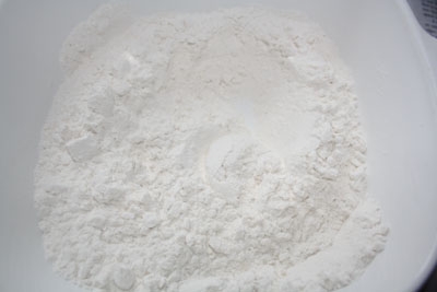 просіваємо борошно, сіль і соду