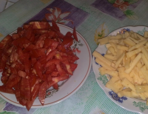 нарізаємо помідори і сир