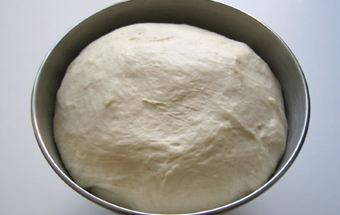 замішуємо дріжджове тісто