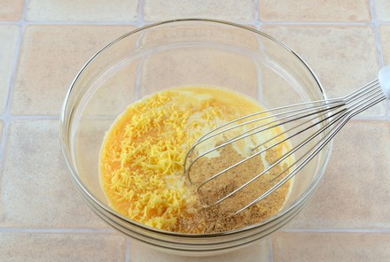 Збиваємо всі інгредієнти для запеченої брокколі з вершками