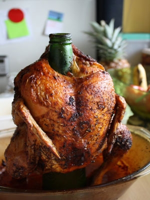 курка запечена на пляшці