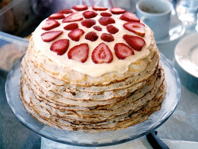 млинцевий торт з полуницею