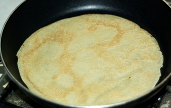 смажимо млинець з іншого боку