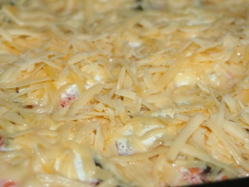 посипаємо форель сиром