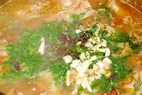 в кінці додаємо зелень і часник