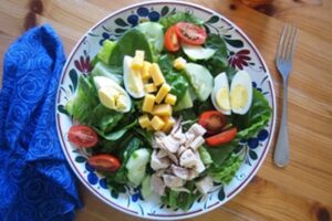 Салат з тунцем і яйцем