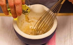 Вливаємо в ступку оливкова олія