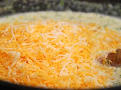 доббавляем в каструлю сир