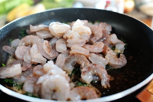 креветки на сковороді