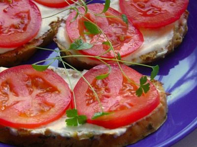 Грінки зі сметаною, помідорами і зеленню