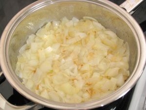 Обсмажуємо цибулю