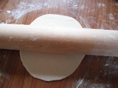 розкачуємо з тіста коржик