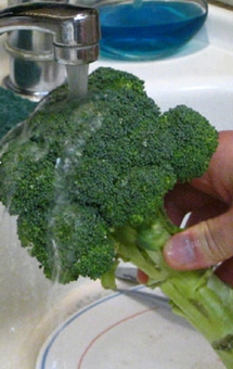 промиваємо брокколі під водою