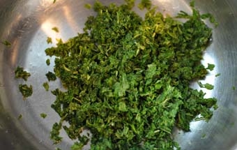 дрібно рубаємо петрушку