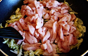 до цибулі додаємо шматочки м'яса