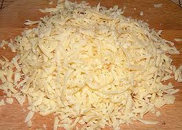 натираємо на тертці твердий сир