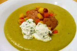 Суп із зеленим горошком