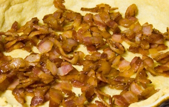 викладаємо на тісто смажений бекон