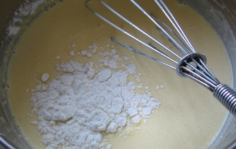 додаємо в суміш борошно