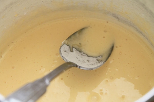 змішуємо жовтки з крохмалем