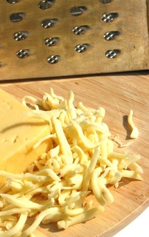 натираємо сир на тертці