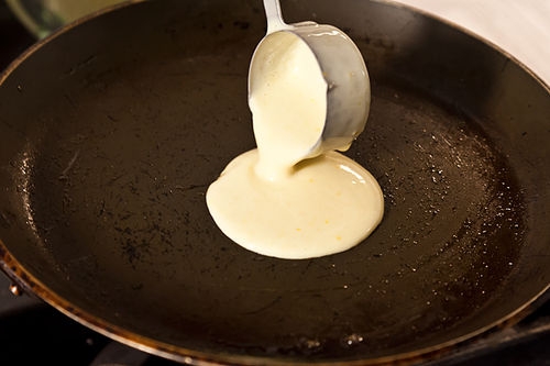 млинець на сковороді